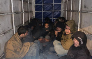 “Dur” ihtarına uymayan minibüs kaçak göçmen deposu çıktı