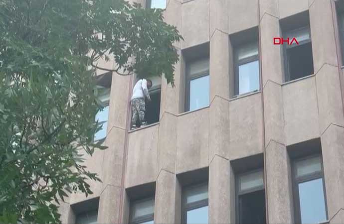 Ankara Adliyesi’nde intihar girişimi! Dördüncü katın camına çıktı