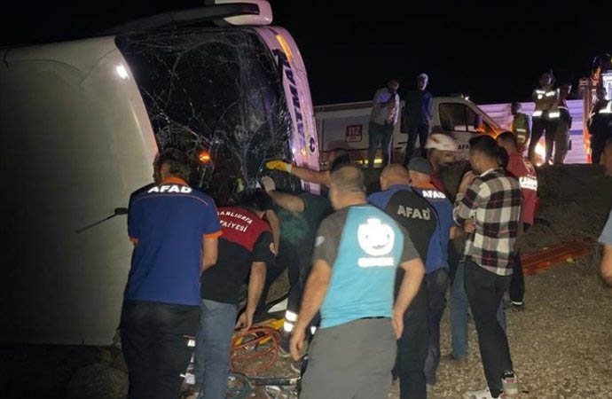Kamyon ve yolcu otobüsü şarampole devrildi 25 yaralı