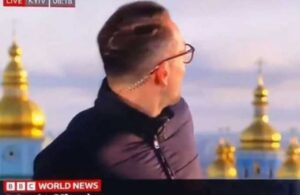 BBC muhabiri Kiev’deki bombardımana canlı yayında yakalandı