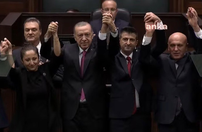 Teğmen Çelebi’ye rozetini Erdoğan taktı