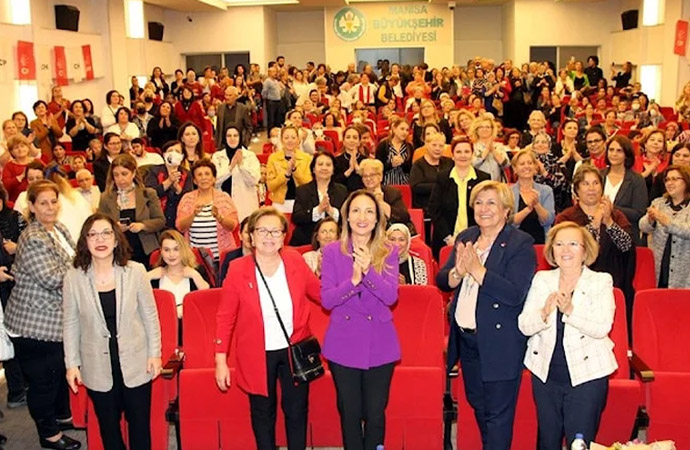 Haberleri olmadan AKP’ye üye yapılan 200 kadın CHP’ye katıldı