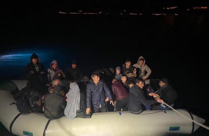 Çanakkale açıklarında 23 kaçak göçmen yakalandı