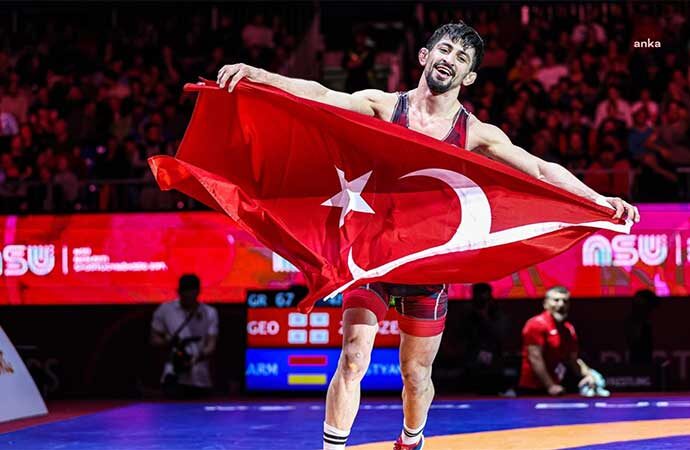 Azeri rakibini yenen Kerem Kamal güreşte dünya şampiyonu oldu