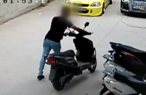 Motosiklet hırsızının rahat tavırları kameraya yansıdı