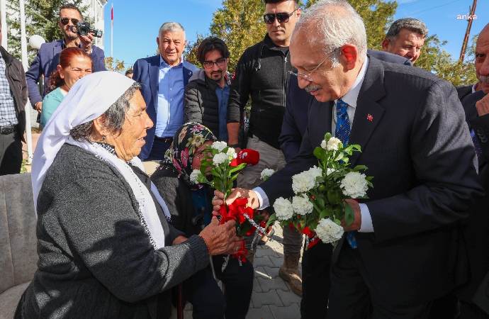 Yaşlı kadın Kılıçdaroğlu’na Atatürk şiirini okudu
