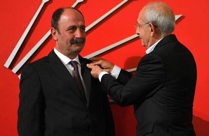 Eski Şırnak Baro Başkanı Nuşirevan Elçi CHP’ye katıldı, rozeti Kılıçdaroğlu taktı