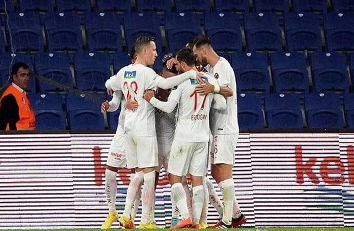 Sivasspor ilk galibiyetini İstanbul’dan aldı