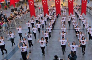Aydın’da 99 kadın zeybek oynayarak Cumhuriyet Bayramı’nı kutladı