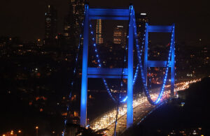İstanbul’daki köprüler mavi renkle ışıklandırıldı