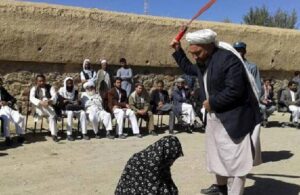 Taliban kadınları stadyumda kırbaçladı