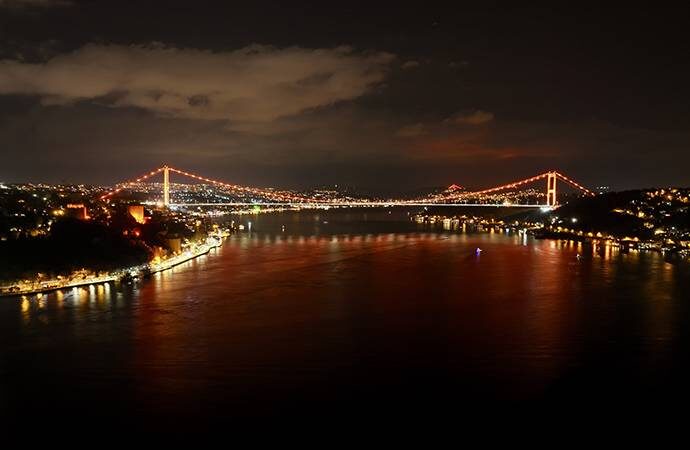 İstanbul’da köprüler turuncuya büründü