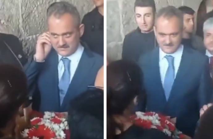Bakana bak! Mahmut Özer öğretmeninin uzattığı çiçeği almamak için kulağını kaşıdı