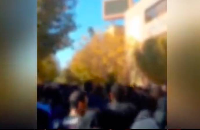 İran’da protestolar devam ediyor! Arkadaşları tutuklanan üniversiteliler sokağa döküldü