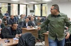 Belediye Meclisi’nde MHP’liler arasında ‘Etek giyin’ tartışması