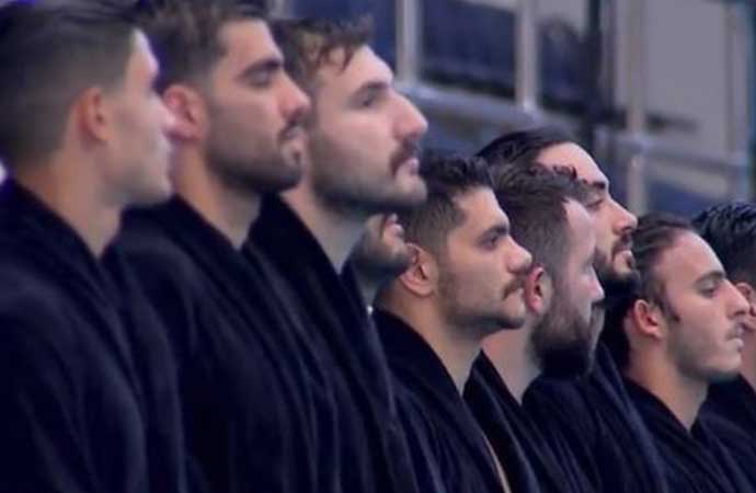 Siyah bornoz giyen milli takım oyuncuları İran marşını okumadı