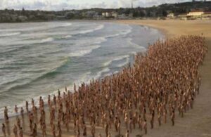 2 bin 500 çıplak insan sahilde farkındalık için poz verdi