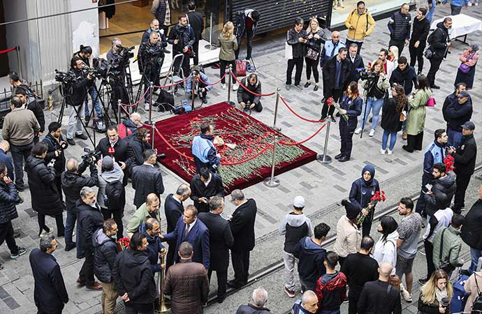 Taksim saldırısında hayatını kaybedenler karanfillerle anıldı