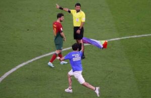 Portekiz -Uruguay maçında sahaya giren taraftardan LGBT bayraklı Katar protestosu!