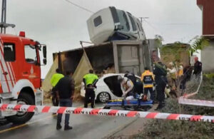 İstanbul’da feci kaza! Hafriyat kamyonu otomobilin üzerine devrildi