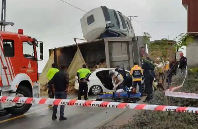 İstanbul’da feci kaza! Hafriyat kamyonu otomobilin üzerine devrildi