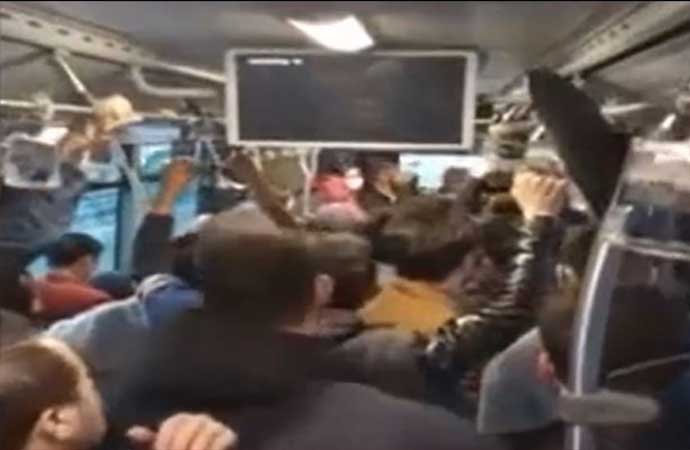 Metrobüste kadınları taciz ettiğini öne sürdüğü kişiyi tokatladı: Çekiyorsan sil!