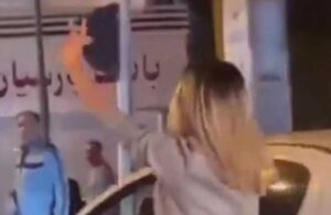 İranlı kadın ahlak polislerinin yanında saçını açarak yürüdü