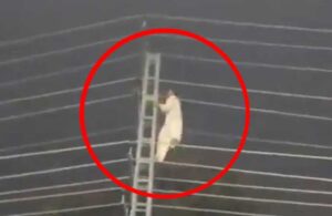 Protestolara katılan Pakistanlı elektrik direğine tırmanınca feci şekilde can verdi