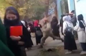 Taliban burka giymeyen kadın öğrenciler kırbaçladı!