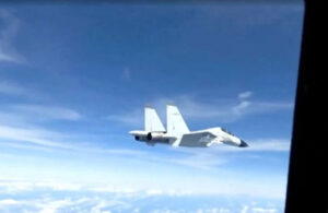 Güney Çin Denizi’nde hava düellosu! Çin ve ABD savaş uçakları arası 6 metre