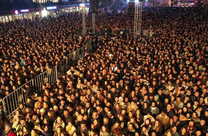 Sevilen sanatçı Melike Şahin Aydınlılara unutulmaz bir akşam yaşattı