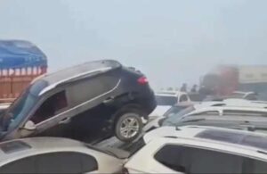 Film gibi kaza! Çin’de yüzlerce araç birbirine girdi