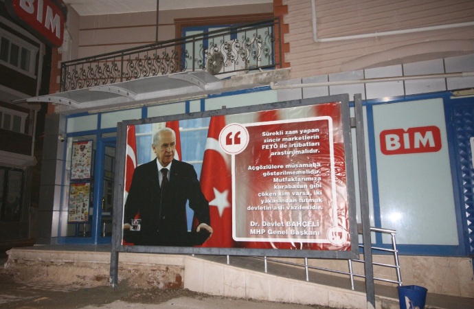 MHP-BİM gerilimi katlanarak büyüyor! MHP’li başkan Bahçeli’nin sözlerini şube girişine taşıdı