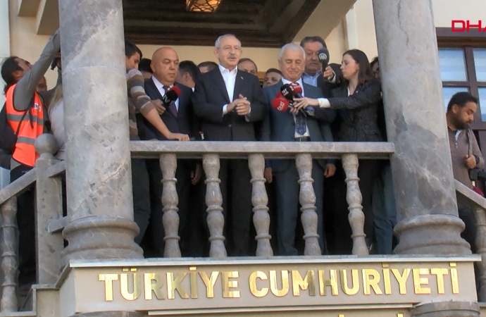 Yurttaşlar çağırdı Kılıçdaroğlu balkon konuşması yaptı! “Onu emekli etmeye söz verdim”