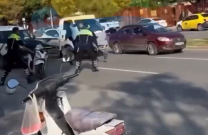 Polisleri darbetmeye çalışan motosikletli meydan dayağı yedi