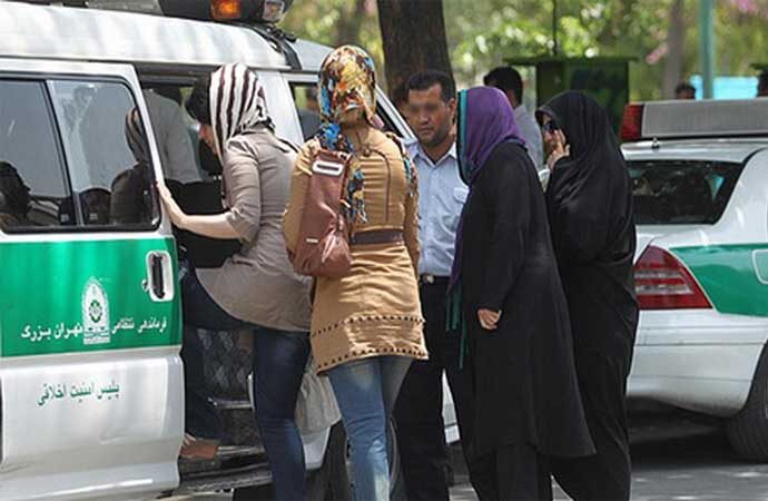 İran resmi televizyonundan ‘ahlak polisi kapatıldı’ iddiasına yanıt