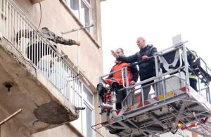 Polisi gören hırsız kaçmak için atladığı balkonda mahsur kaldı