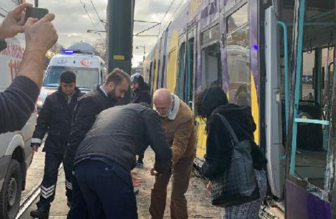 Kabataş’ta tramvay raydan çıktı! Dört yolcu yaralı