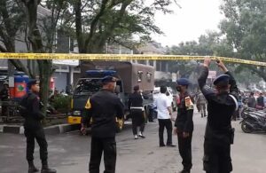 Endonezya’da polis merkezine bombalı saldırı! 2 ölü