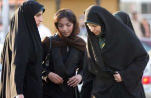 İran’da ‘başörtüsü yasasının ihlali’ gerekçesiyle iki iş yeri kapatıldı