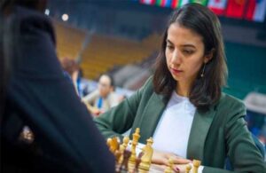 Türban takmayan İranlı satranç oyuncusu ülkesini terk ediyor