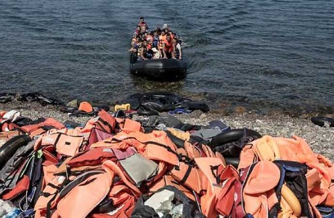 Kuşadası’ndan botla yurt dışına kaçmaya çalışan kaçak göçmenler yakalandı