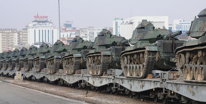 NATO tankları Yunanistan’da raydan çıktı