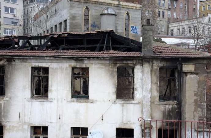 Kilise lojmanında çıkan yangında oluşan hasar gündüz görüntülendi