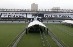 Pele’nin cenazesi Santos stadında ziyarete açıldı
