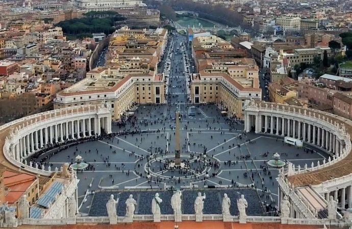 Vatikan’da bir ilk! “Emekli” Papa’nın cenazesini Papa yönetecek