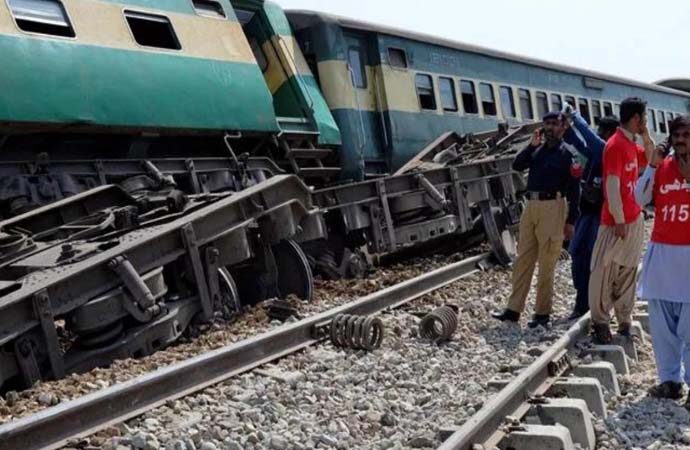 Pakistan’da yolcu trenine bombalı saldırıda 18 kişi yaralandı