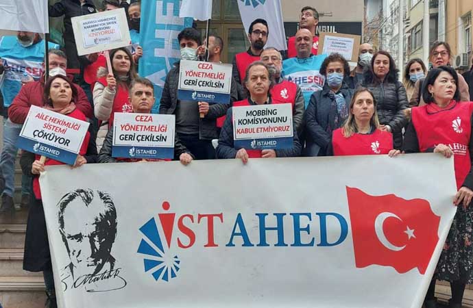 Sağlıkçılar aile hekimlerinin sözleşmelerinin feshedilmesini protesto etti