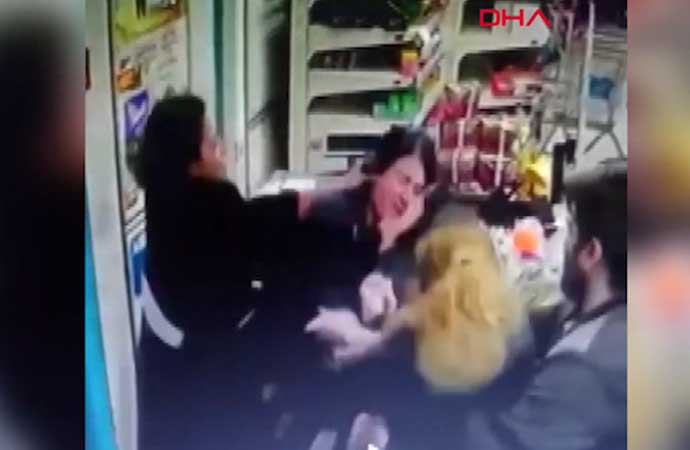 Zincir markette anne ve kızı kasiyerin kafasını tezgaha vurarak darbetti