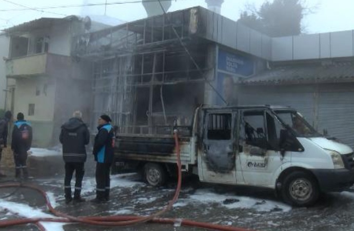 Patlayan doğalgaz borusu alev aldı AKP bürosuna yangın sıçradı